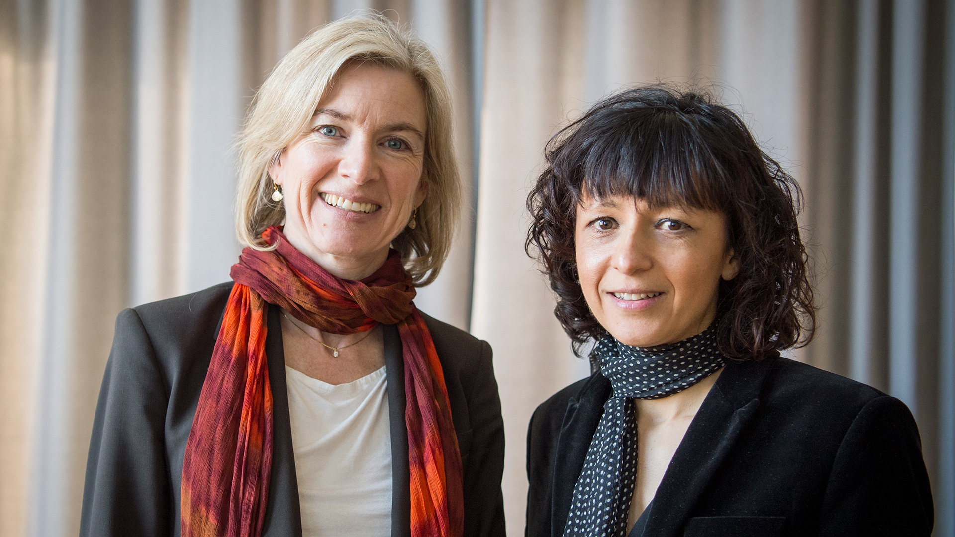 Die amerikanische Biochemikerin Jennifer A. Doudna (l) und die französische Mikrobiologin Emmanuelle Charpentier. | dpa