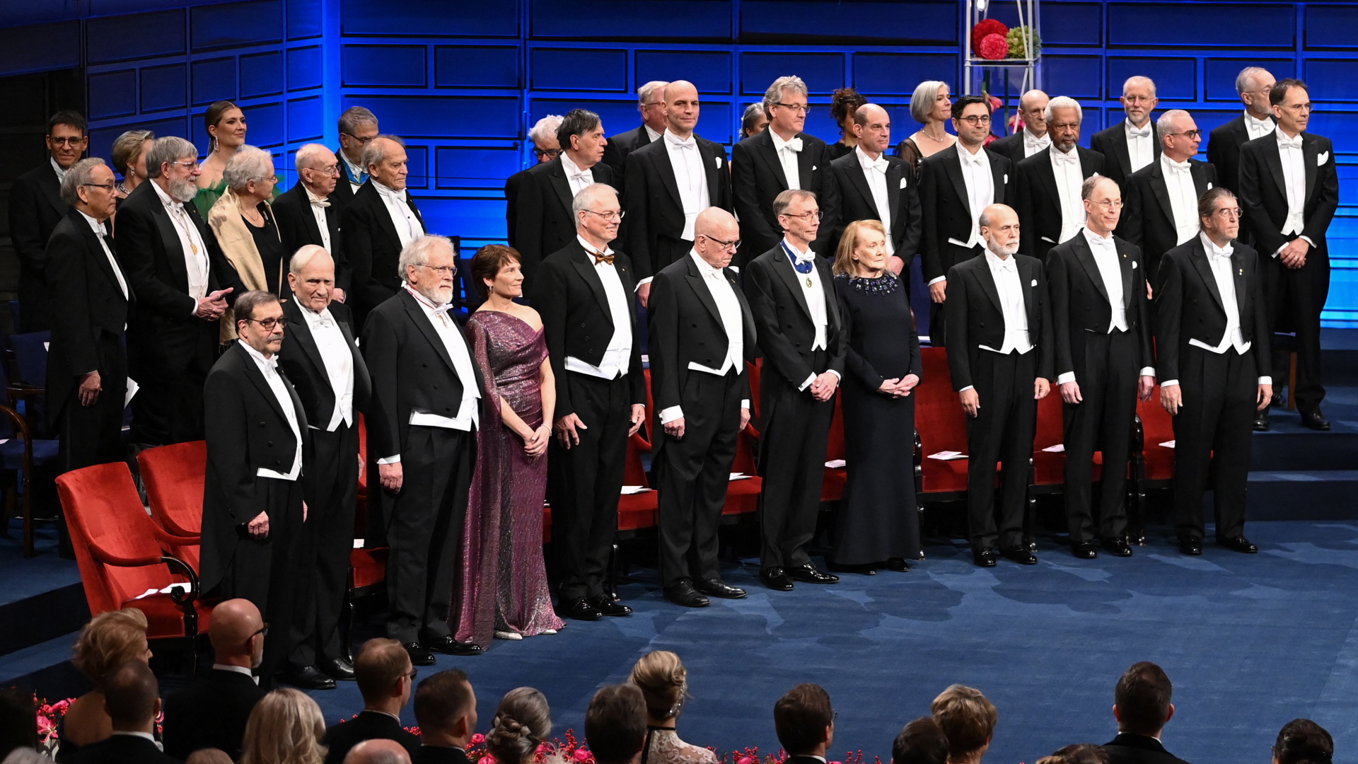 Die Nobelpreisträger haben sich von ihren Stühlen erhoben. | dpa
