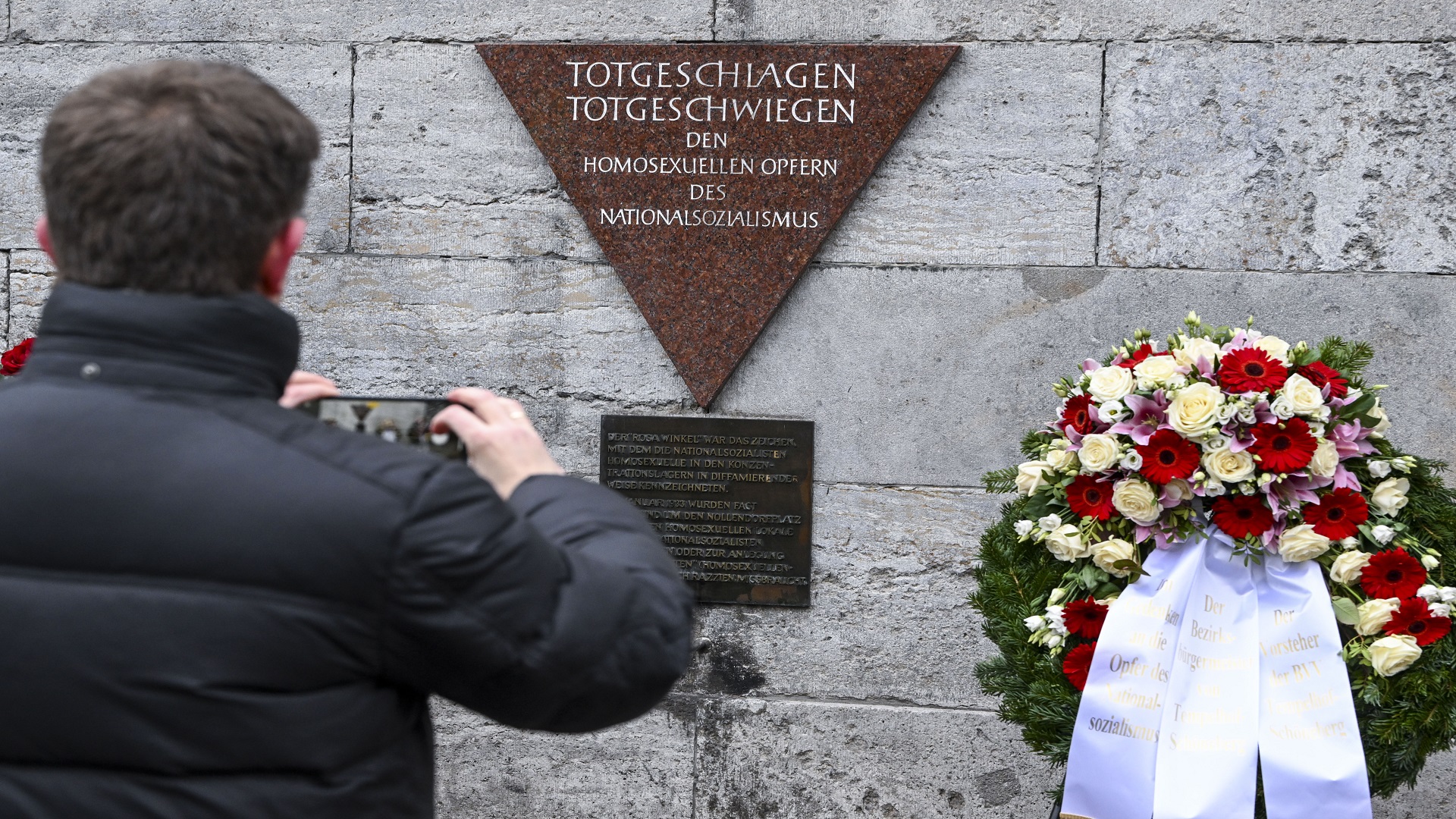 Gedenktafel am Nollendorfplatz für die im Nationalsozialismus verfolgten Homosexuellen