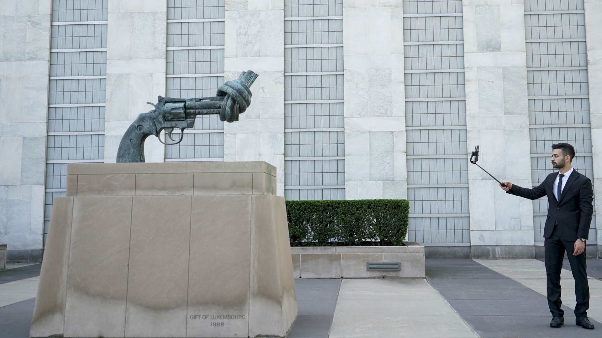 Die Skulptur "Non-Violence" auch bekannt als "The Knotted Gun" des schwedischen Künstlers Carl Fredrik Reutersward, steht vor dem UN-Hauptquartier in New York. | AP