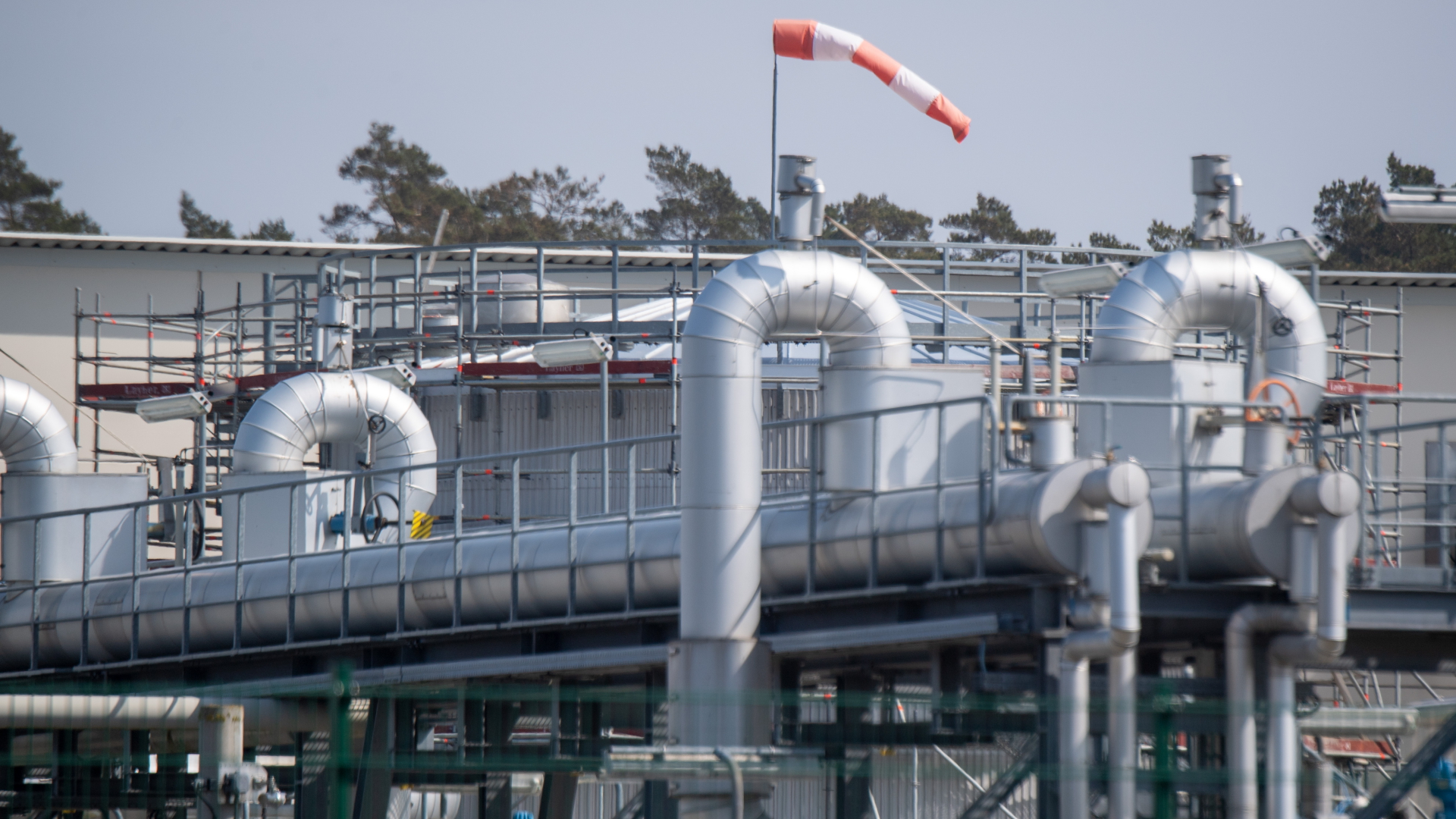 Blick auf Rohrsysteme und Absperrvorrichtungen in der Gasempfangsstation der Ostseepipeline Nord Stream 1 und der Übernahmestation der Ferngasleitung OPAL (Ostsee-Pipeline-Anbindungsleitung).  | dpa