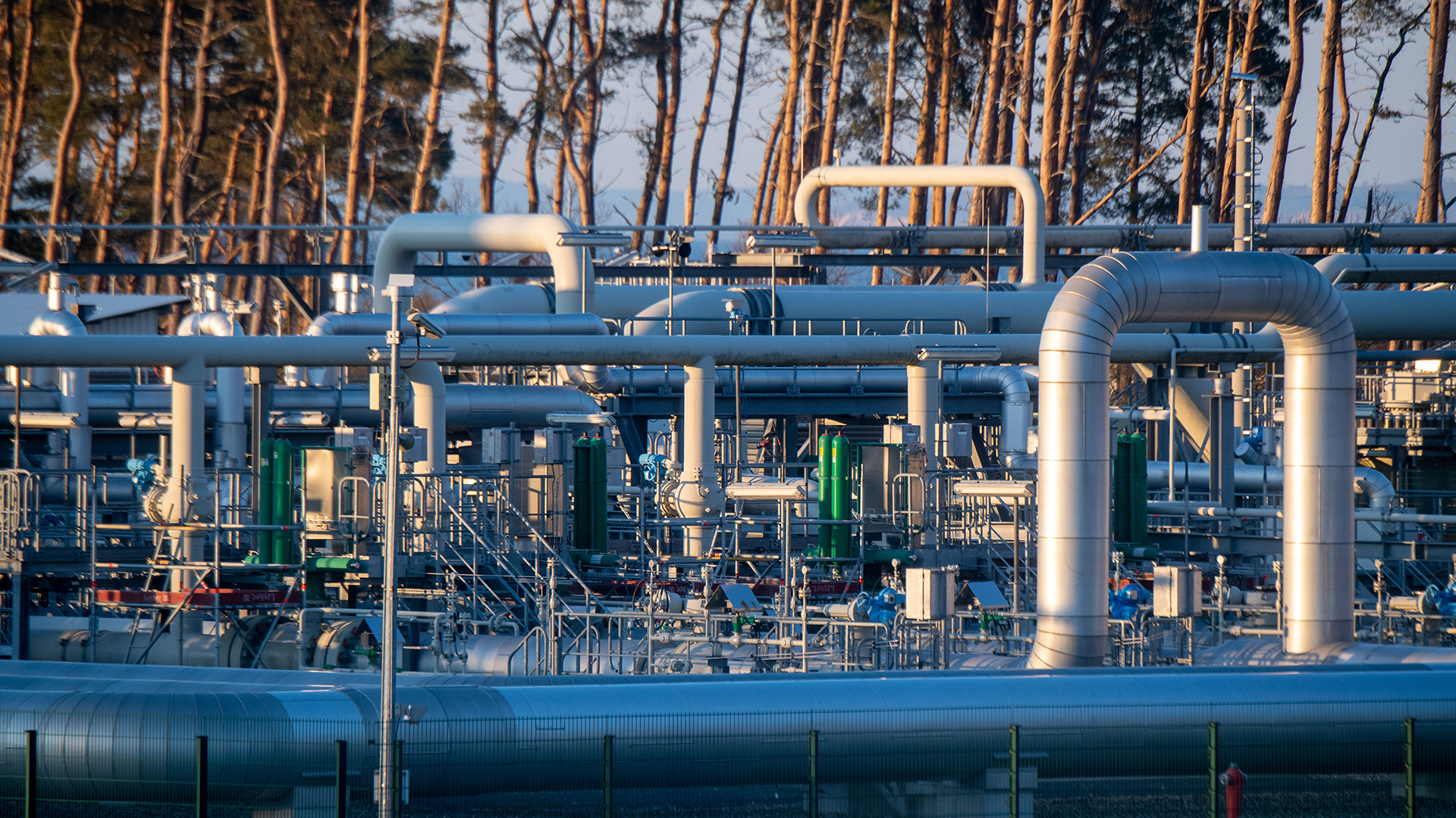 Blick auf Rohrsysteme und Absperrvorrichtungen in der Gasempfangsstation der Ostseepipeline Nord Stream 1 in Lubmin.  | dpa