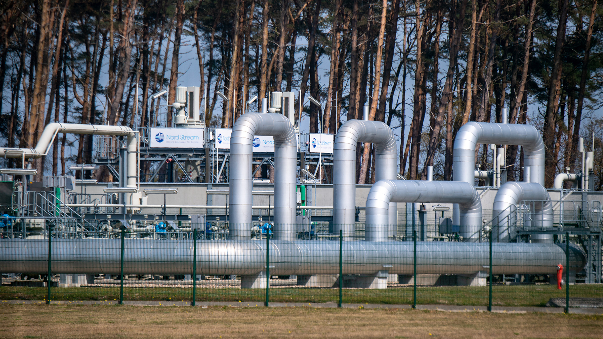 Blick auf Rohrsysteme und Absperrvorrichtungen in der Gasempfangsstation der Ostseepipeline Nord Stream 1 in Lubmin. 