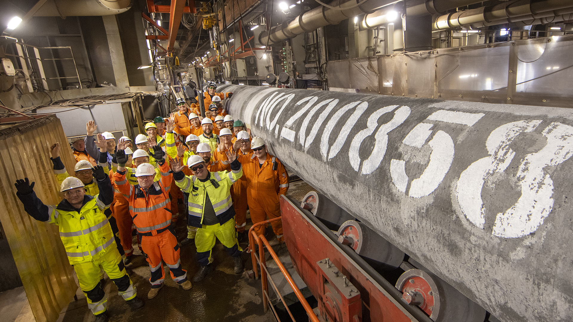 Arbeiter winken, nachdem sie das letzte Rohr der beiden Stränge der Nord Stream 2-Pipeline verschweisst haben. | dpa