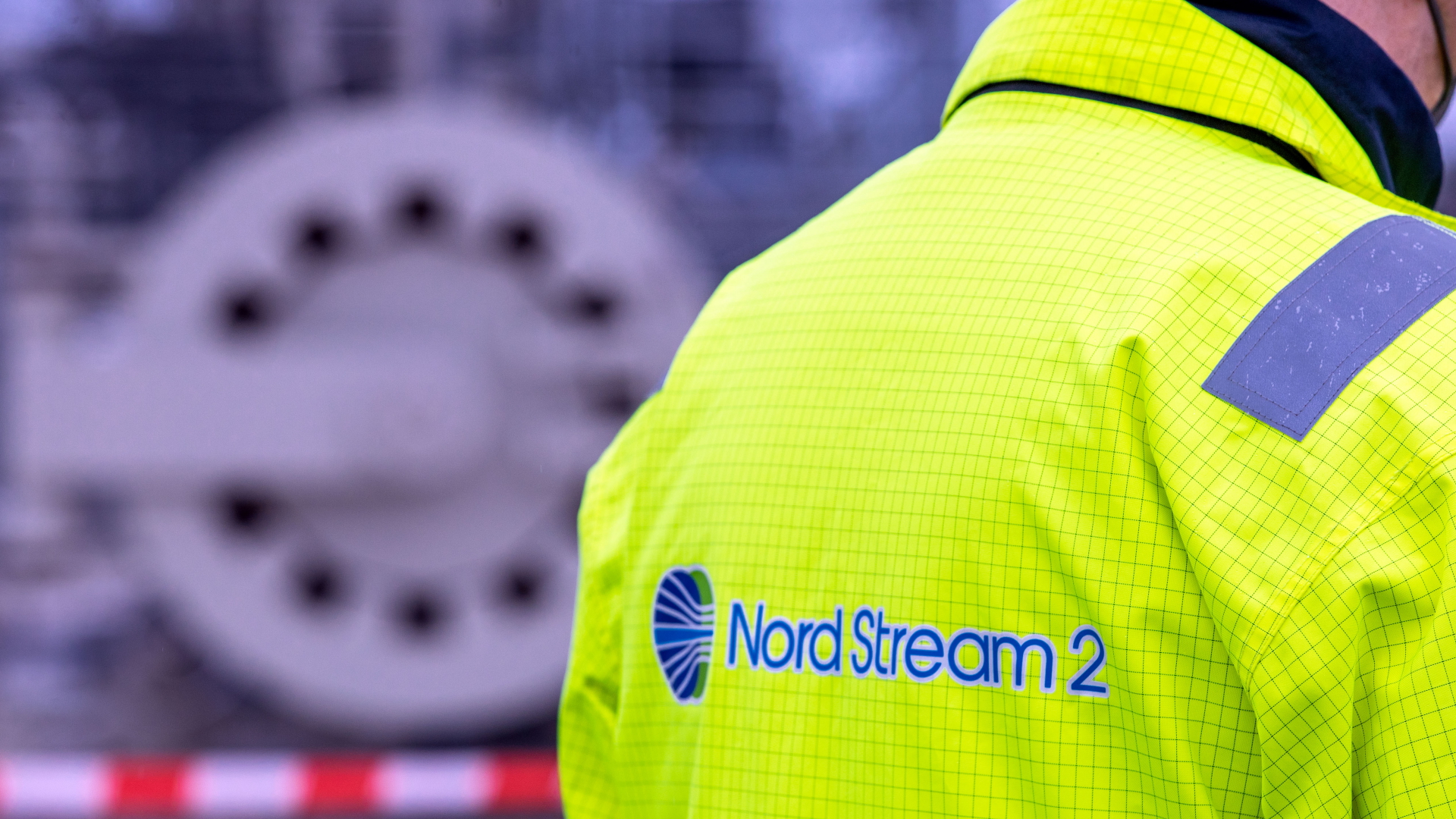 Arbeiter trägt Jacke mit Aufschrift Nord Stream 2 | dpa
