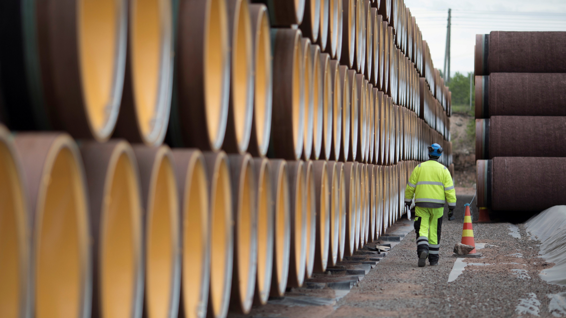 Ein Arbeiter geht an Rohren für die Ostseepipeline Nord Stream 2 entlang | REUTERS