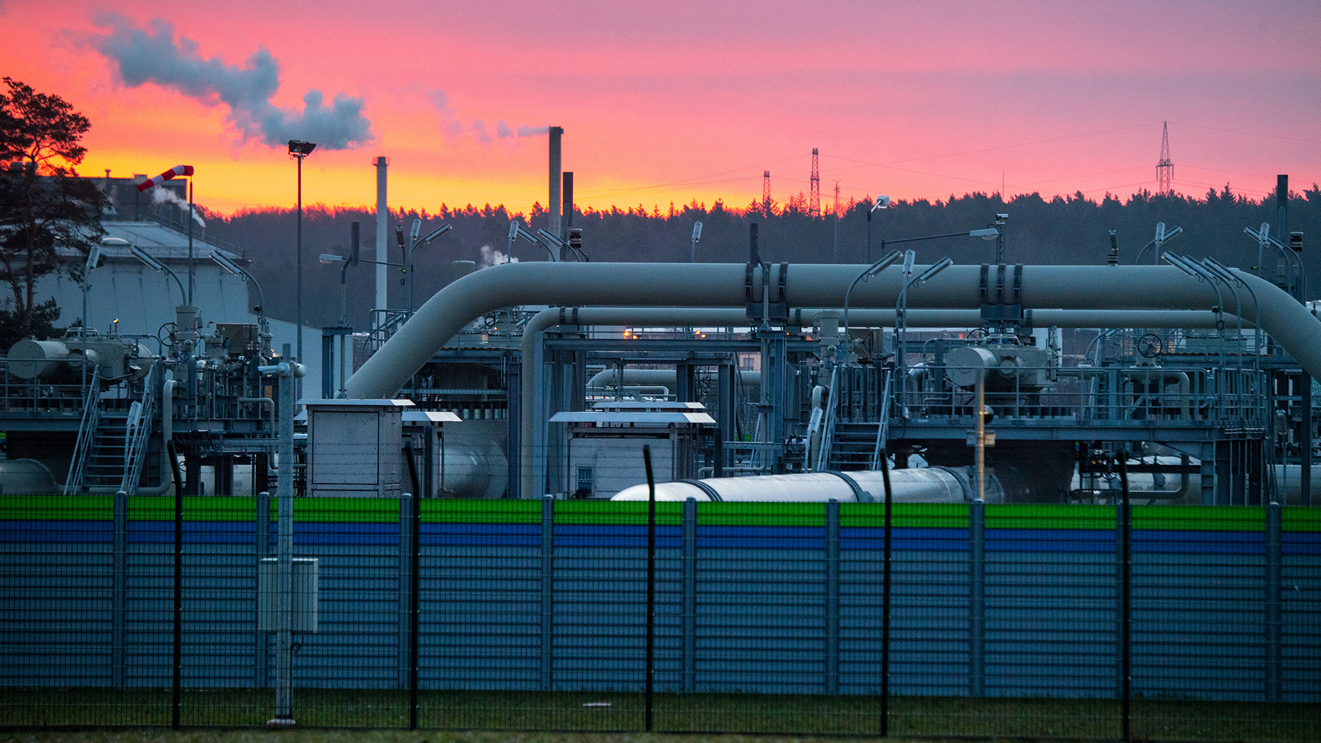 Blick auf Rohrsysteme und Absperrvorrichtungen in der Gasempfangsstation der Ostseepipeline Nord Stream 2 in Lubmin (Mecklenburg-Vorpommern).  | dpa
