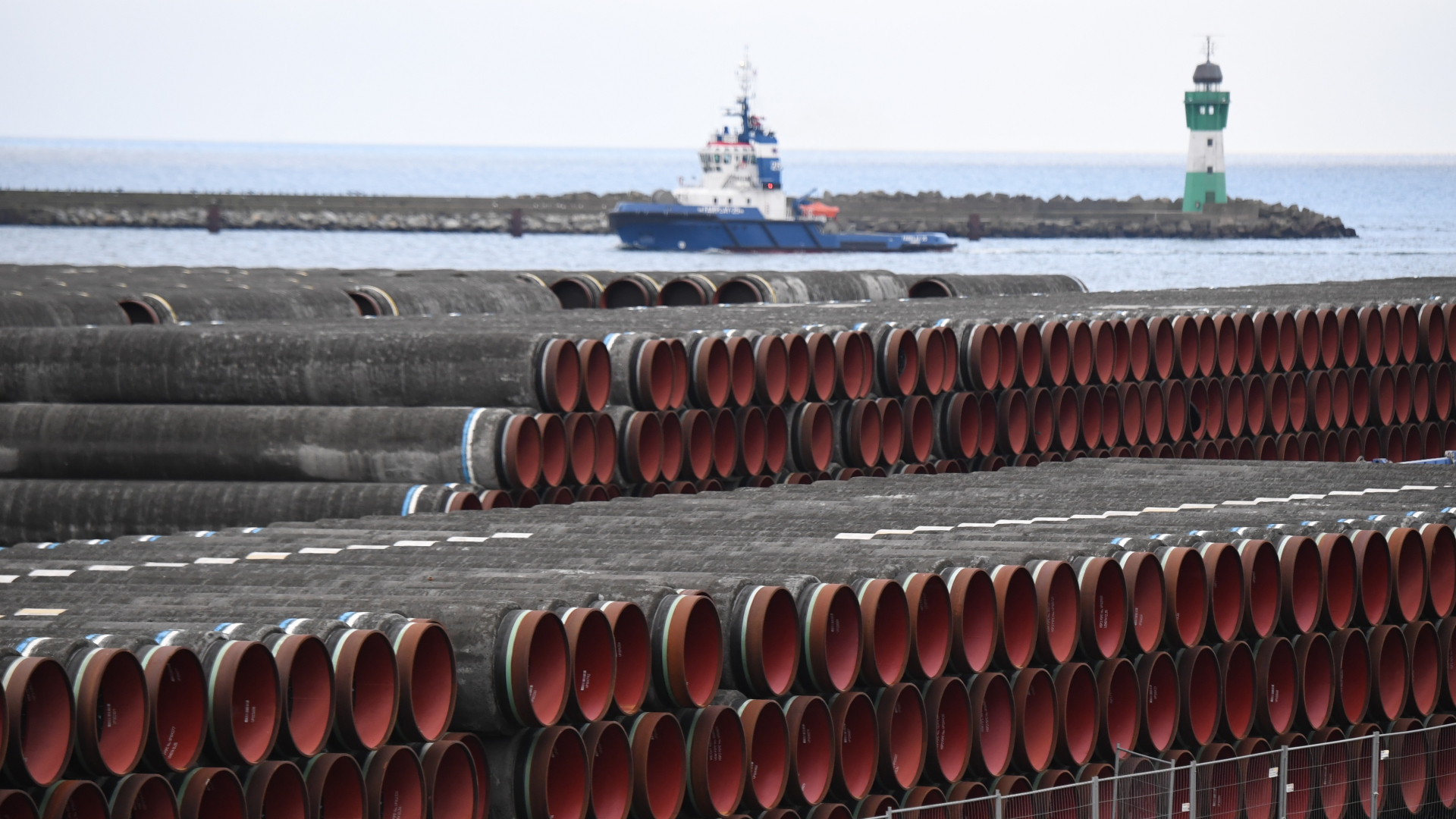 Rohre für den Bau der Erdgaspipeline Nord Stream 2 von Russland nach Deutschland werden im Hafen Mukran auf der Insel Rügen gelagert (Archivbild). | dpa