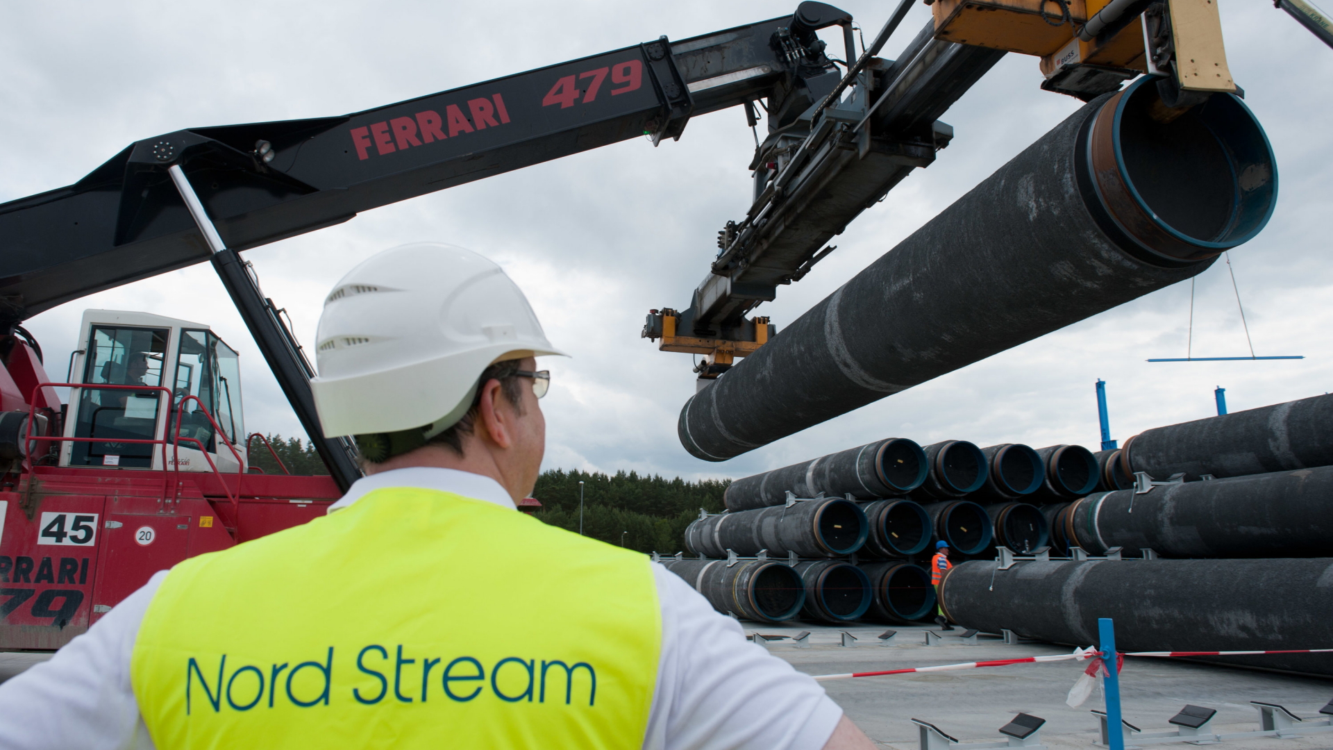 Am Anlandepunkt der Nord Stream-Ostseepipeline werden Ersatzstahlrohre für die Pipeline eingelagert (Archivbild). | dpa