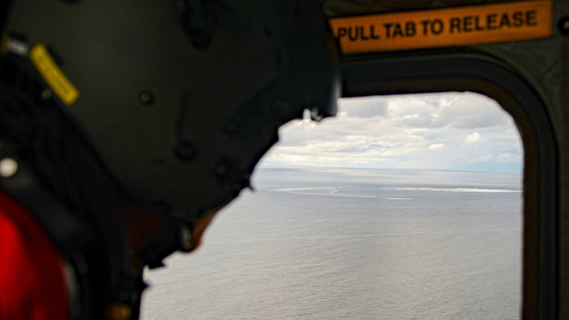 Auf diesem von den dänischen Streitkräften zur Verfügung gestellten Foto überwacht die Besatzung eines Hubschraubers der Streitkräfte das Gasleck in der Ostsee.