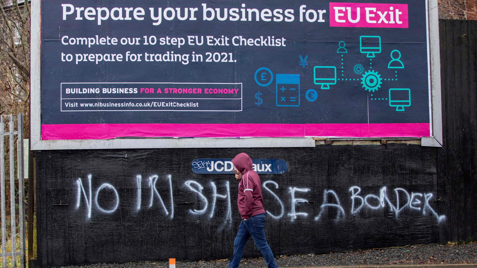 In Belfast steht ein Protestspruch gegen die Brexit-Regelungen an einer Wand. | AFP