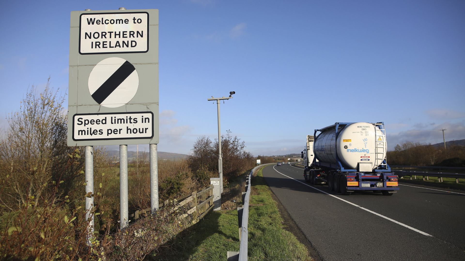 Ein Straßenschild mit der Aufschrift "Willkommen in Nordirland" steht am Straßenrand an der Grenze zwischen Nordirland und der Republik Irland. | dpa