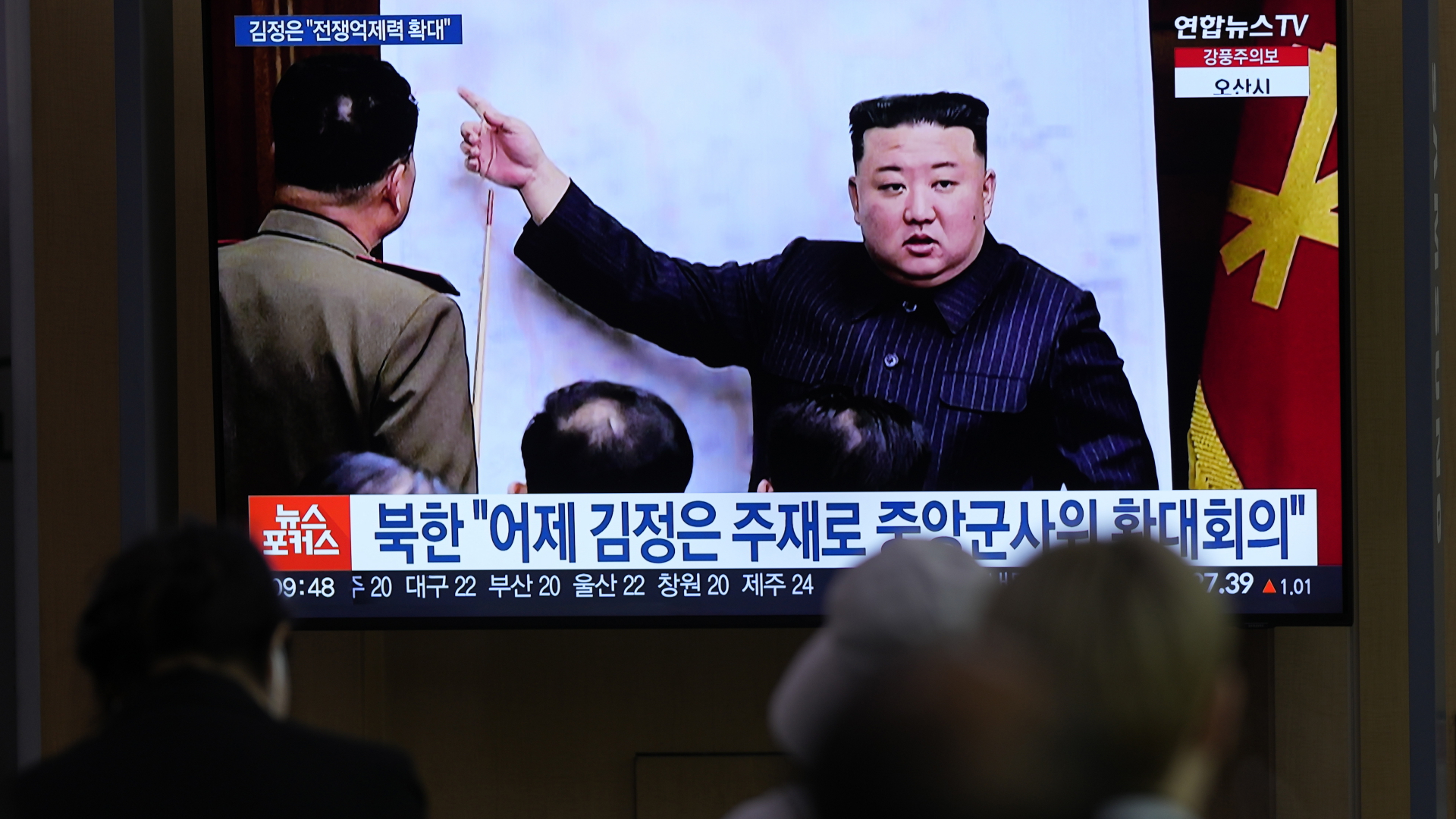 Ein Fernsehbildschirm zeigt ein Bild des nordkoreanischen Führers Kim Jong Un während einer Nachrichtensendung im Bahnhof von Seoul (Archivbild). 