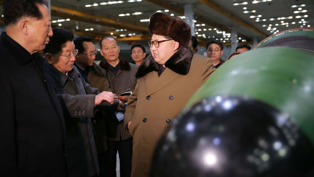 Das Foto der nordkoreanischen Nachrichtenagentur KCNA soll Nordkoreas Machthaber Kim Jong Un zusammen mit Atomwissenschaftlern zeigen.