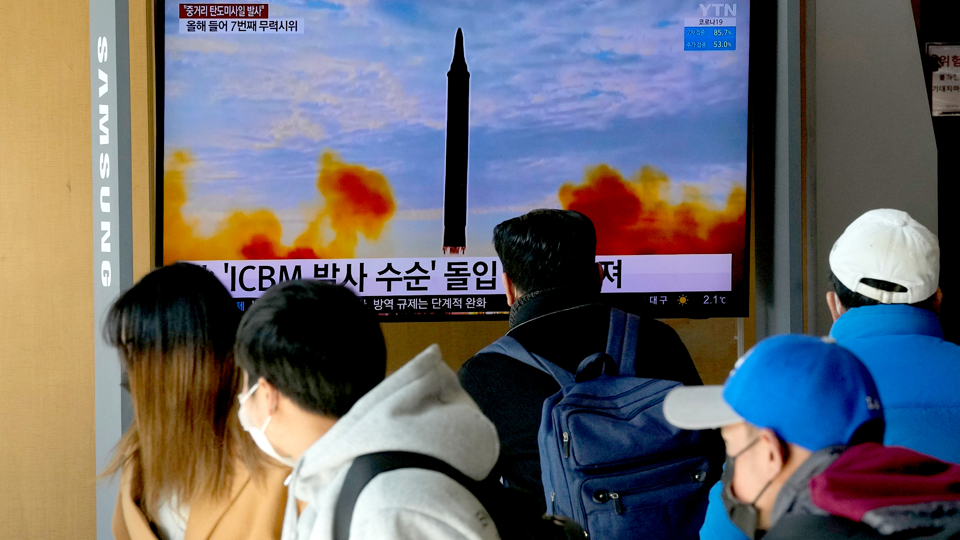 Menschen in Südkorea schauen auf einen Fernsehbildschirm, auf dem eine Nachrichtensendung über den nordkoreanischen Raketenstart gezeigt wird.