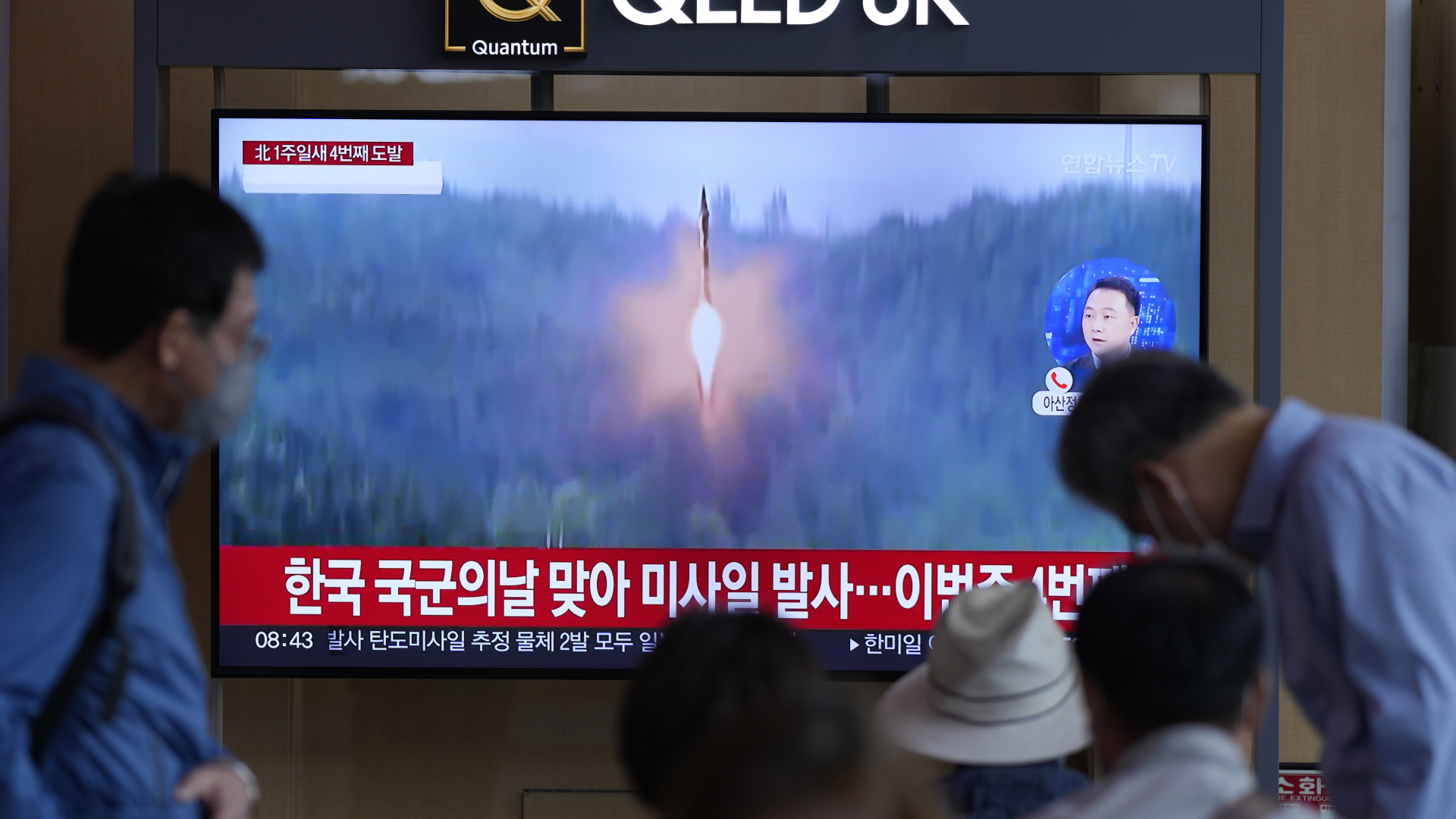 Ein Fernsehbildschirm zeigt im Bahnhof von Seoul ein Nachrichtenprogramm mit einem Bericht über einen nordkoreanischen Raketenstart. | dpa