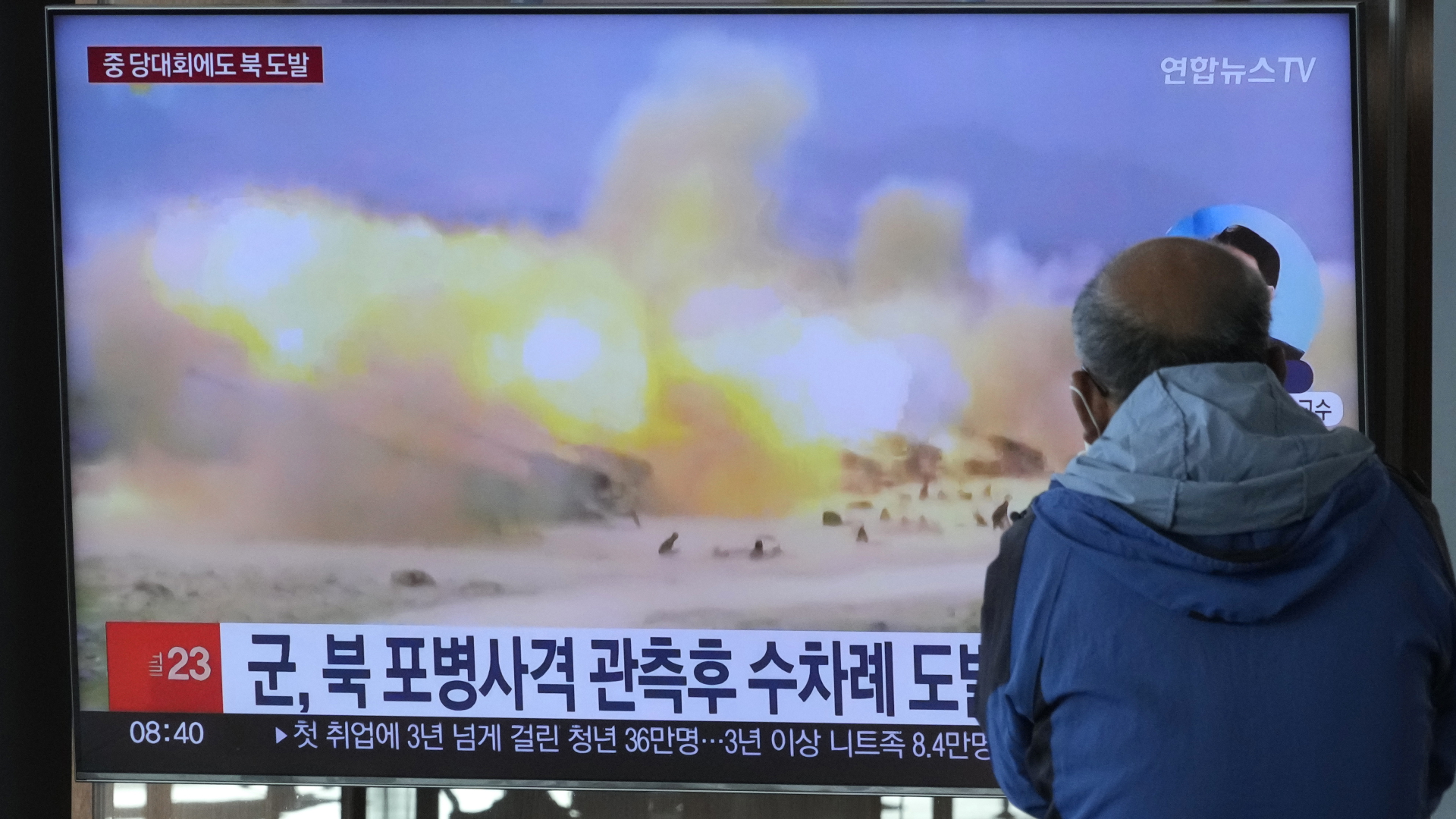 Eine Nachrichtensendung die über Militärübungen in Nordkorea mit einem Archivbild berichtet wird auf einem Monitor im Seouler Bahnhof gezeigt (Archivbild).  | dpa