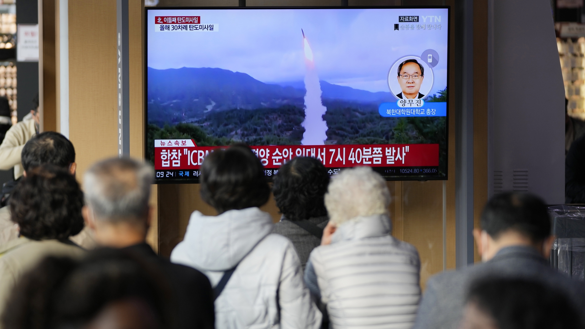 Auf einem Fernsehbildschirm im Bahnhof wird eine Nachrichtensendung mit Filmmaterial über den nordkoreanischen Raketenstart gezeigt.  | dpa