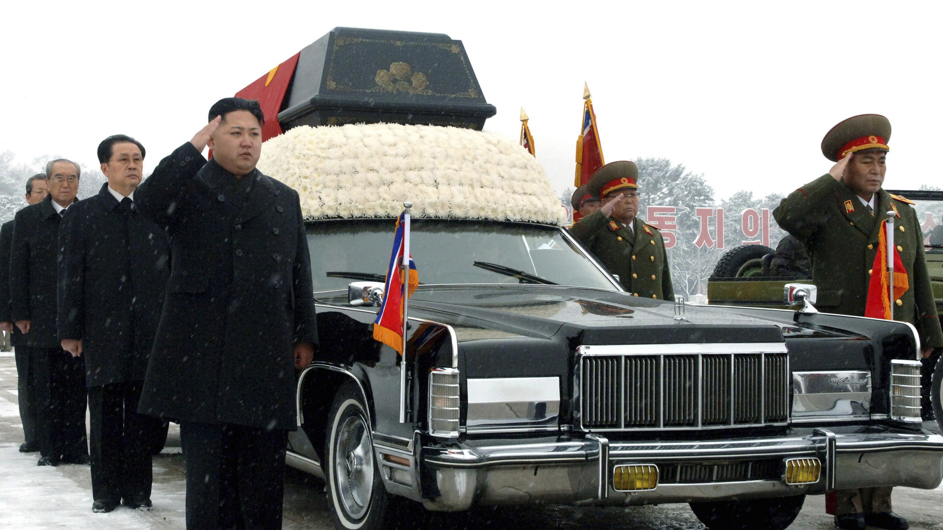 Am 27.12.2011 geleitet Kim Jong-Un den Sarg seines verstorbenen Vater Kim Jong-Il in Pjöngjang (Nordkorea). | dpa