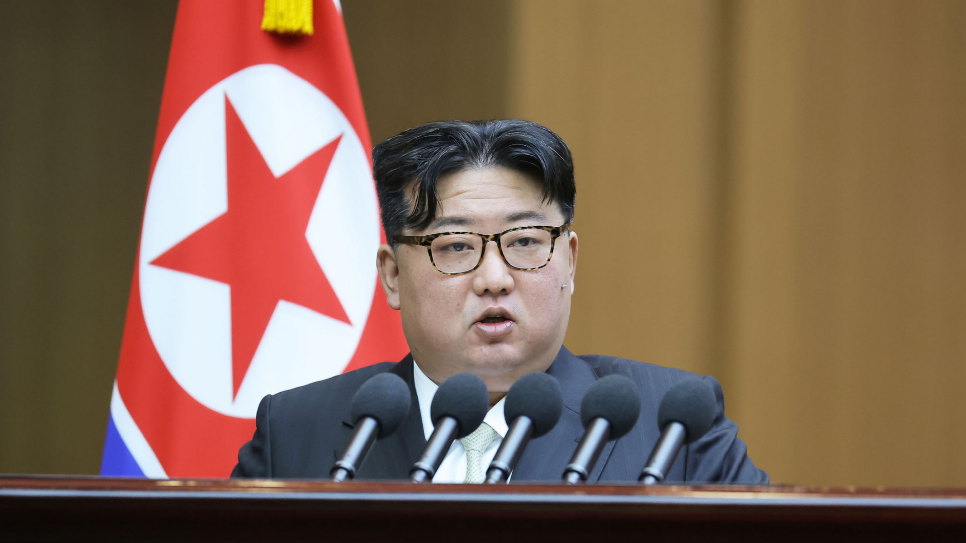 Die von der staatlichen nordkoreanischen Nachrichtenagentur KCNA am 16.01.2024 zur Verfügung gestellte Aufnahme zeigt nach Angaben von KCNA Kim Jong Un, Machthaber in Nordkorea, während der 10. Sitzung der 14. Obersten Volksversammlung, dem Parlament des Nordens, in der Mansudae-Versammlungshalle.