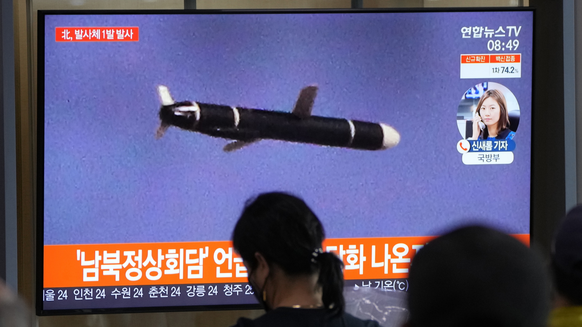 Ein Fernseher in Südkorea zeigt den die nordkoreanische Rakete. | dpa