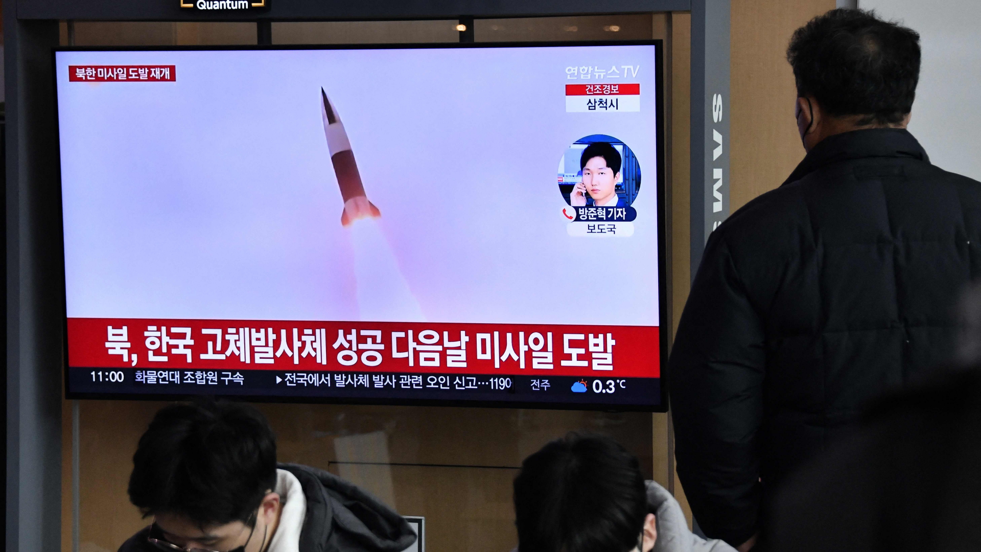 Ein Fernsehsender in Seoul zeigt Bilder einer nordkoreanischen Rakete. | AFP