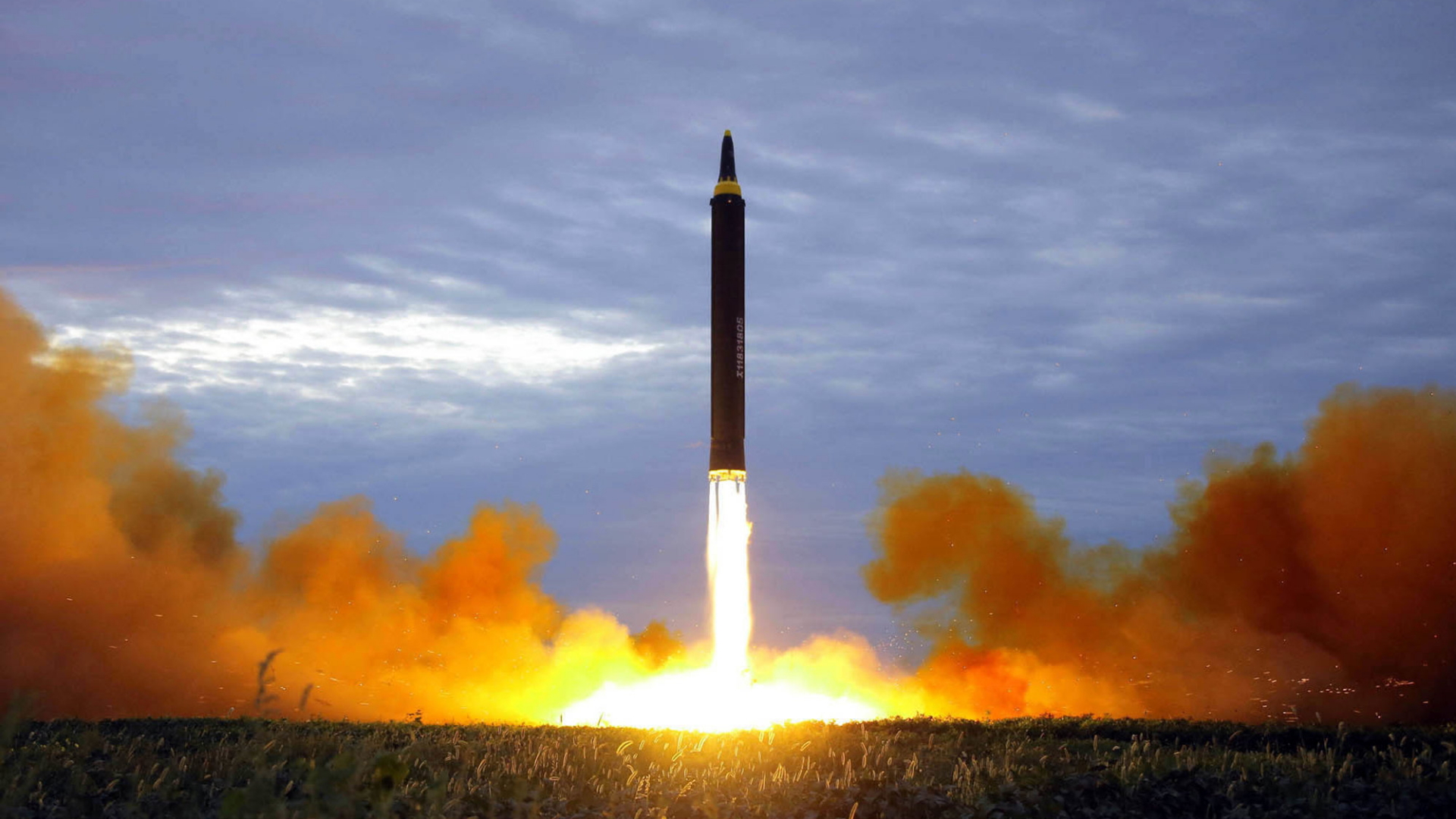 Die von der Regierung Nordkoreas verbreitete Aufnahme soll den Start der ballistischen Mittelstreckenrakete des Typs "Hwasong-12" zeigen. | dpa
