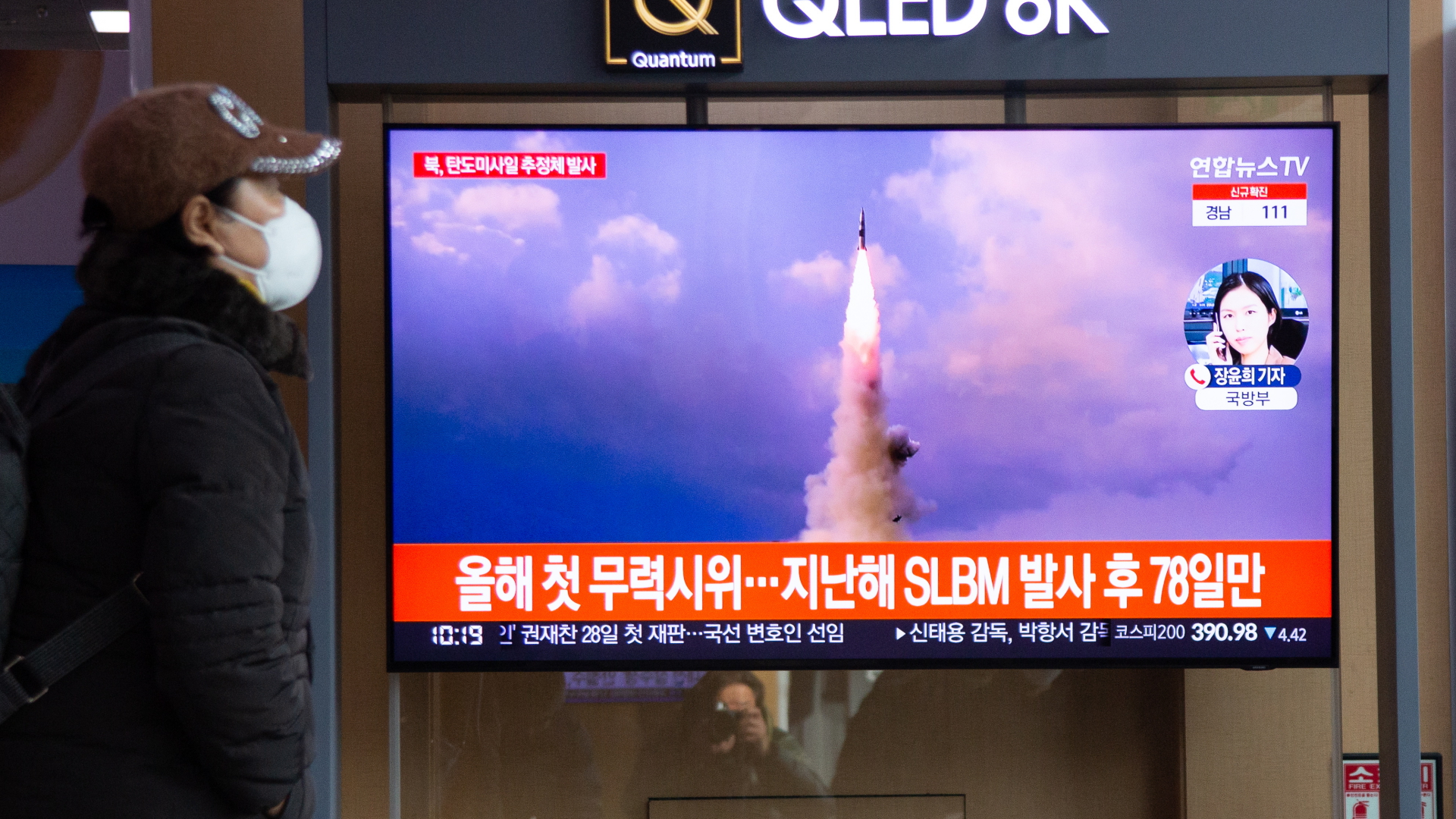 Ein Mann geht an einem Bildschirm vorbei, auf dem das südkoreanische Fernsehen über einen mutmaßlichen nordkoreanischen Raketentest berichtet. | EPA