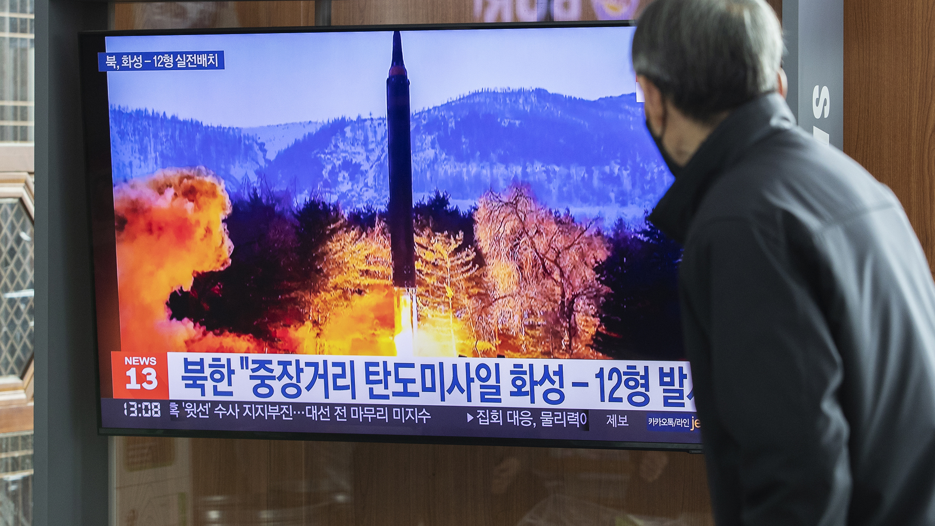Ein Mann betrachtet auf einem Bildschirm im südkoreanischen Seoul Fernsehbilder des Raketentests vom 31.01.2022. | picture alliance / AA