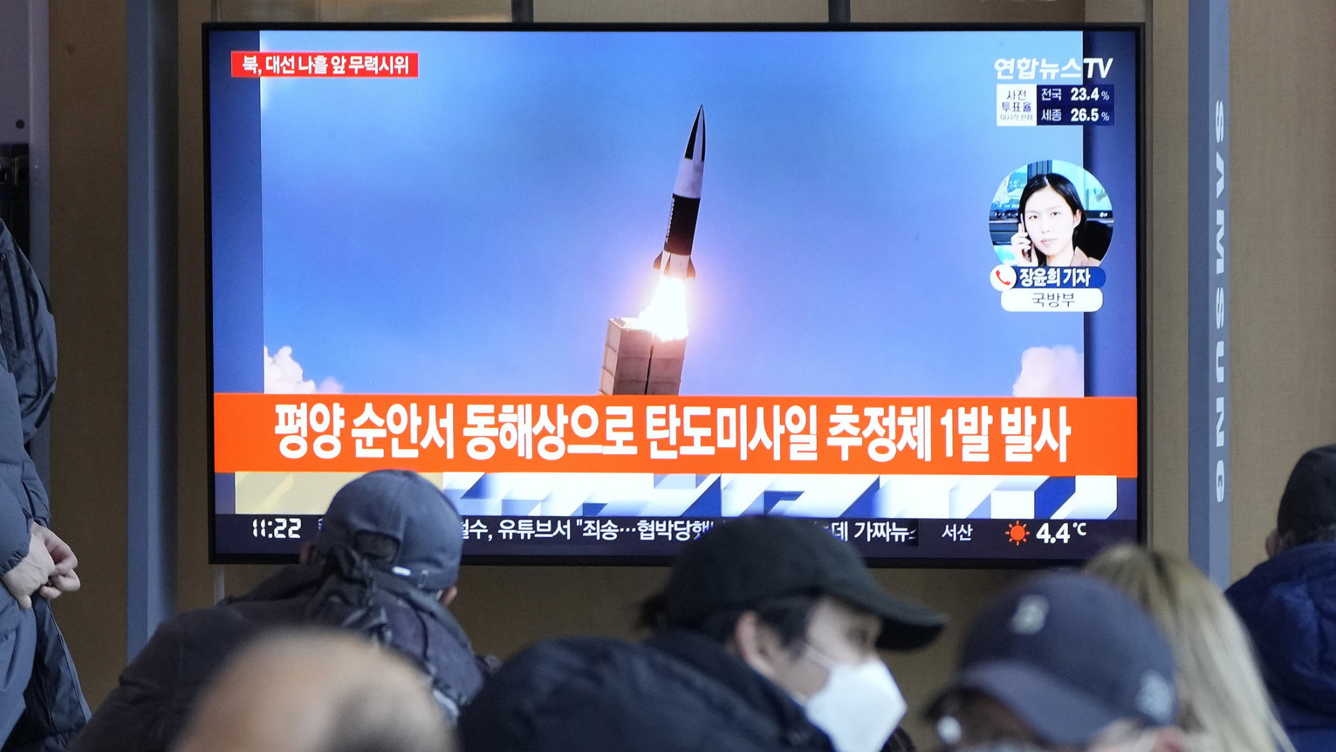 Menschen beobachten auf einem Fernseher einen nordkoreanischen Raketentest. | AP