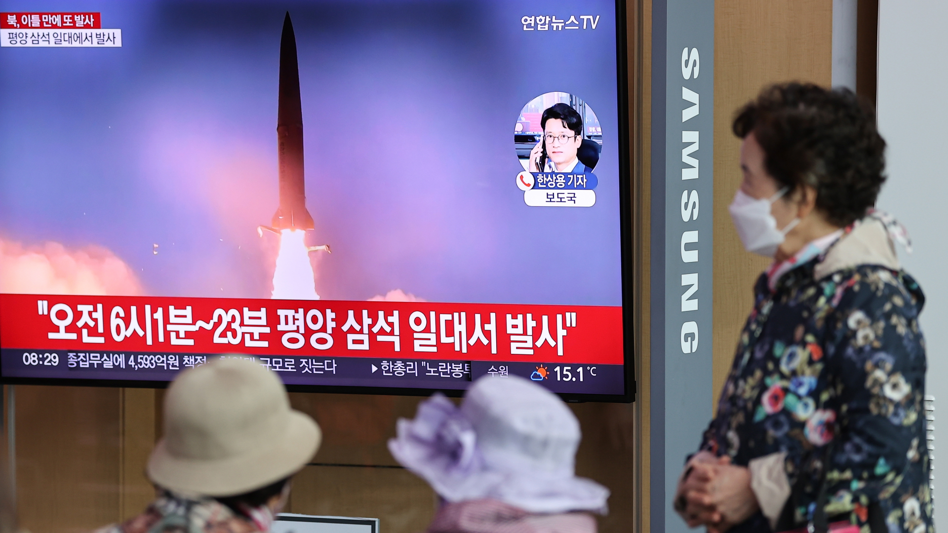 Menschen in Südkorea schauen Fernsehnachrichten zu einem nordkoreanischen Raketentest.
