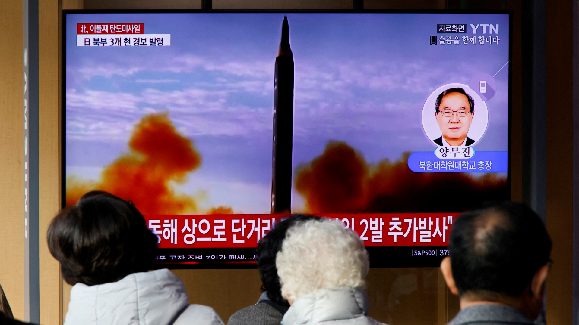 Auf einem Fernsehbildschirm in Seoul, Südkorea, wird eine Nachrichtensendung mit Filmmaterial über den nordkoreanischen Raketenstart gezeigt.  | REUTERS
