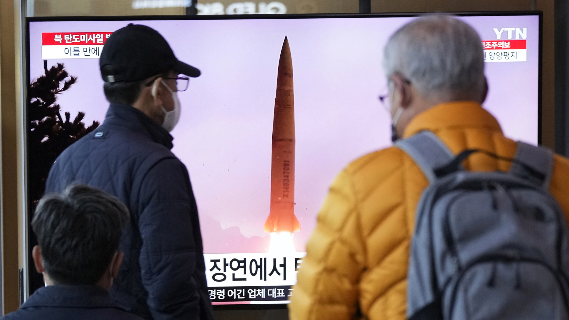 Auf einem Fernsehbildschirm wird ein Archivbild eines nordkoreanischen Raketenstarts während einer Nachrichtensendung im Bahnhof von Seoul gezeigt.  | dpa