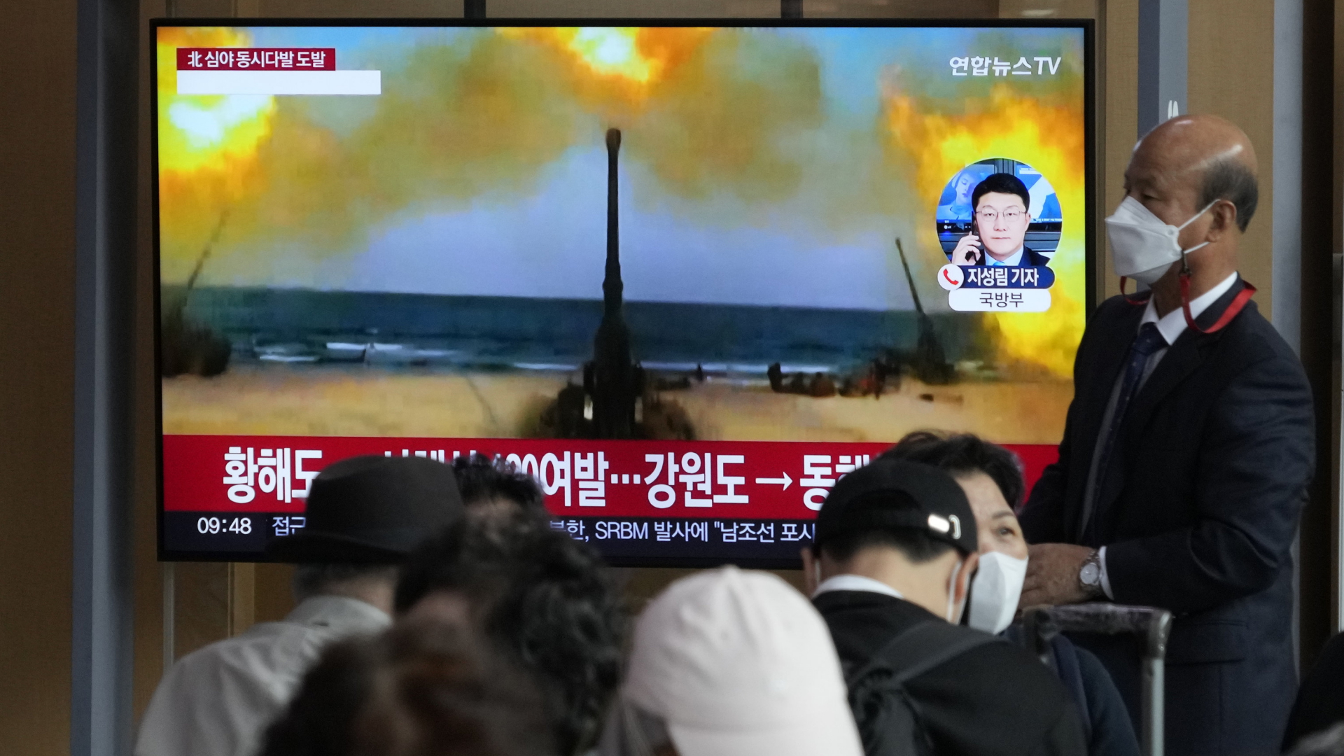 Das südkoreanische Fernsehen berichtet über nordkoreanische Raketentests - zu sehen auf einem Monitor in einem Bahnhof in Südkorea. | AP