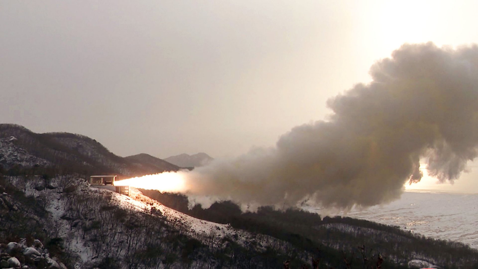 Die von der staatliche Nachrichtenagentur von Nordkorea KCNA (Korean Central News Agency) zur Verfügung gestellte Aufnahme zeigt den Bodentest eines Feststoffmotors für eine Rakete auf dem Sohae-Satellitenstartplatz in Cholsan in der Provinz Nord-Pyongan. | dpa