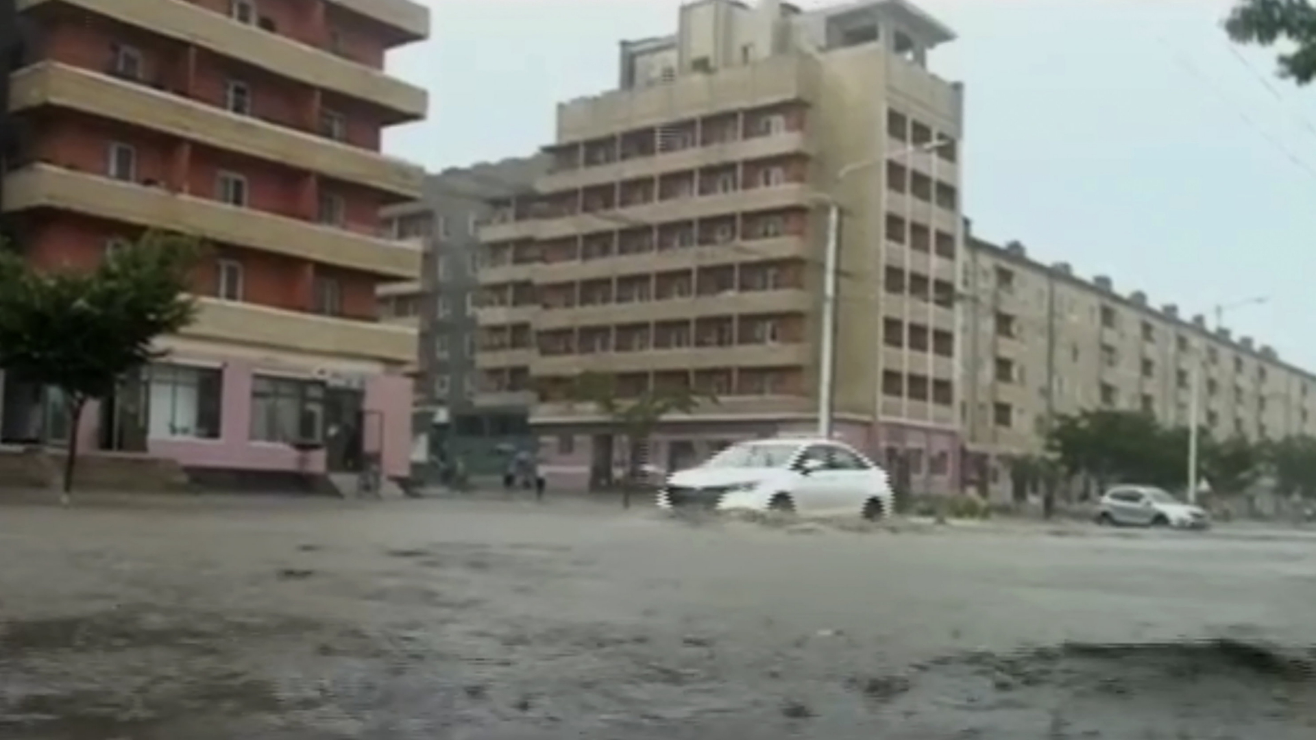 Ein Standbild aus deinem Video, das überflutete Straßen in der nordkoreanischen Provinz Hamgyong zeigt.