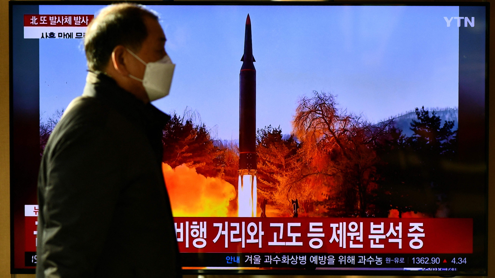 Ein Mann läuft an einen Fernseher in Seoul vorbei, auf dem ein Bericht über einen einen Rakentest in Nordkorea zu sehen ist. | AFP