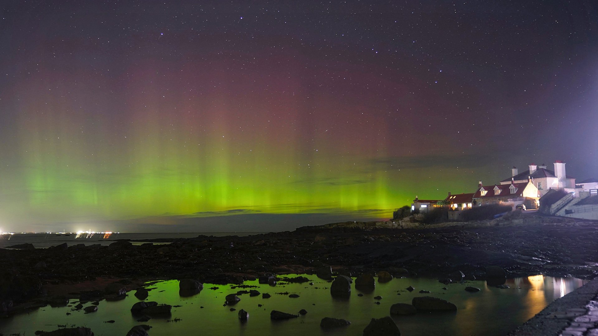 Aurora Borealis, besser bekannt als Nord- oder Polarlicht, am frühen Morgen über St. Mary's Island in Großbritannien. | dpa