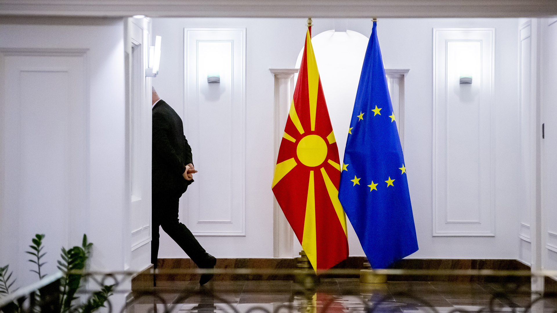 Die Flaggen von Nordmazedonien und der EU im Amtssitz des Ministerpräsidenten von Nordmazedonien (Symbolbild). | picture alliance/dpa