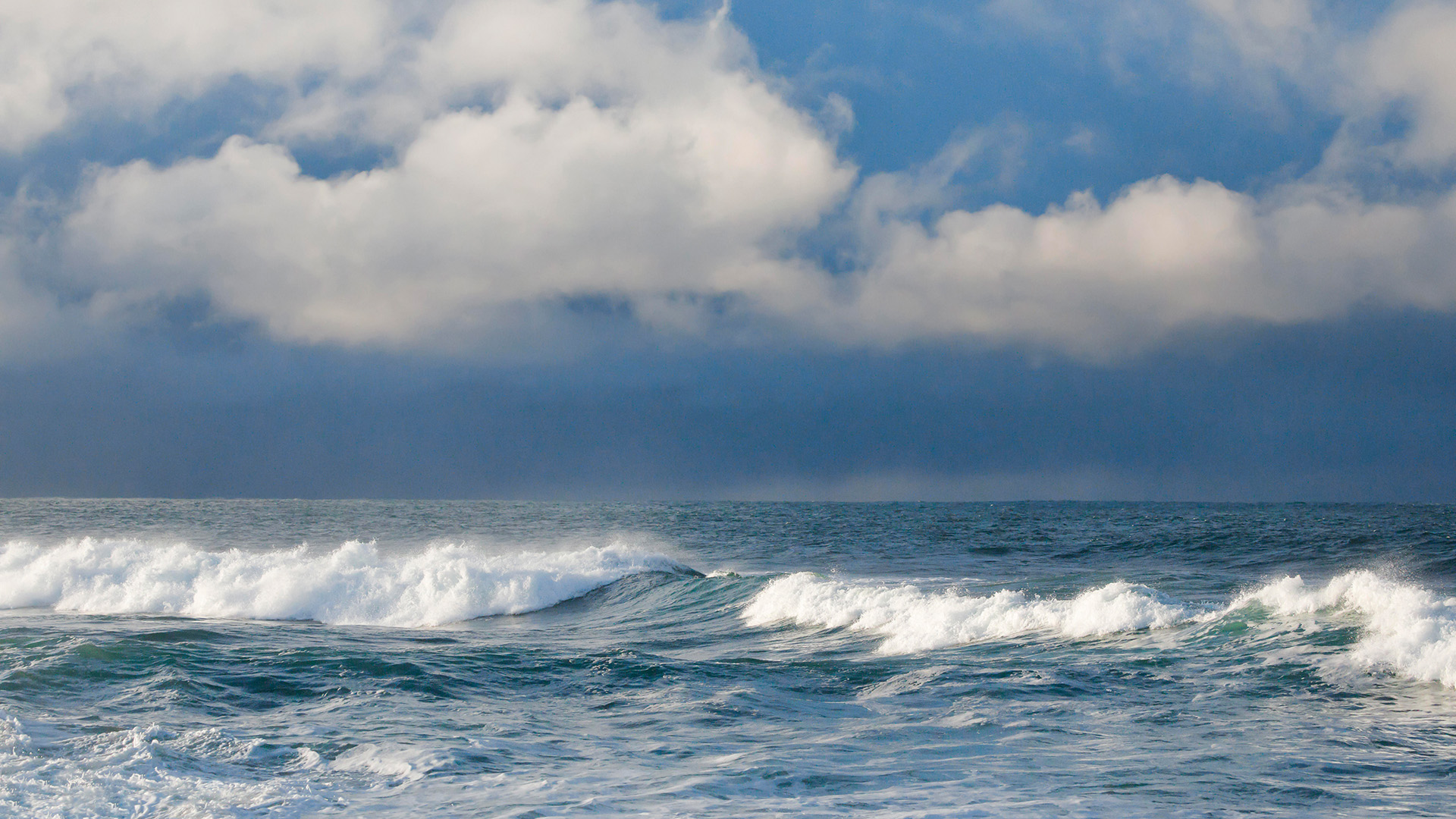 Wellen brechen auf offenem Wasser der Nordsee.