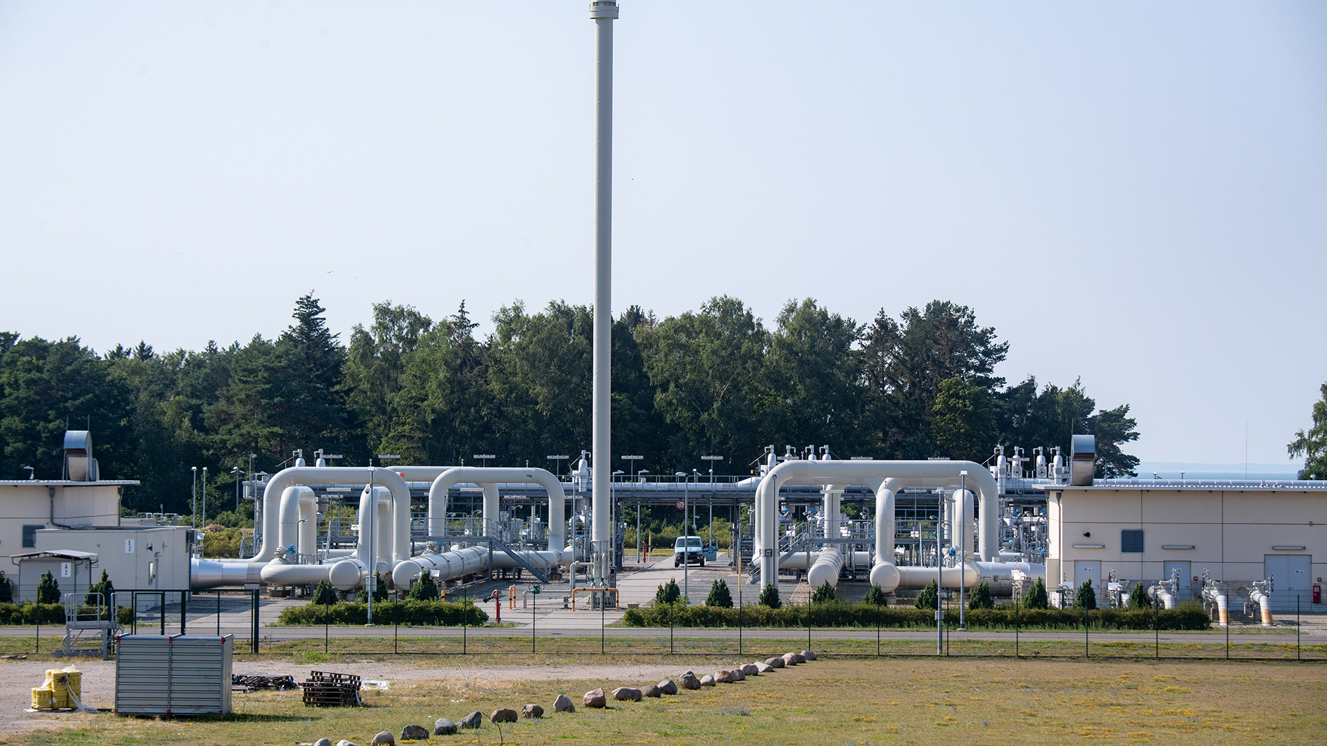 Rohrsysteme in der Gasempfangsstation der Ostseepipeline Nord Stream 1 und der Übernahmestation der Ferngasleitung OPAL (Ostsee-Pipeline-Anbindungsleitung) sind in Lubmin zu sehen. | dpa