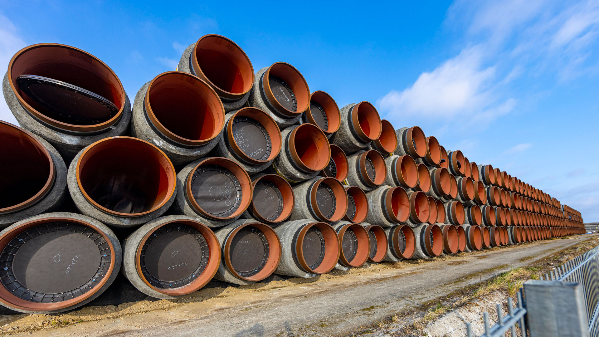 Ungenutzte Pipelinerohre der Nord Stream 2 AG | picture alliance / Jens Koehler
