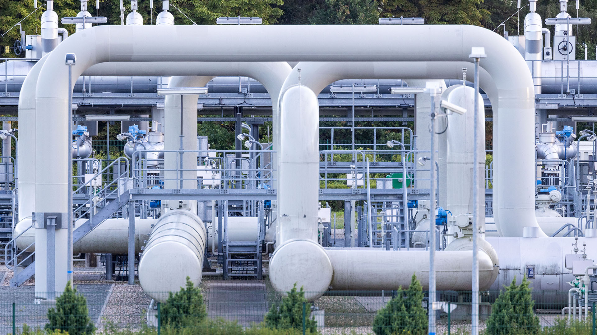 Rohrsysteme und Absperrvorrichtungen in der Gasempfangsstation der Ostseepipeline Nord Stream 1 und der Übernahmestation der Ferngasleitung OPAL in Lubmin. | dpa