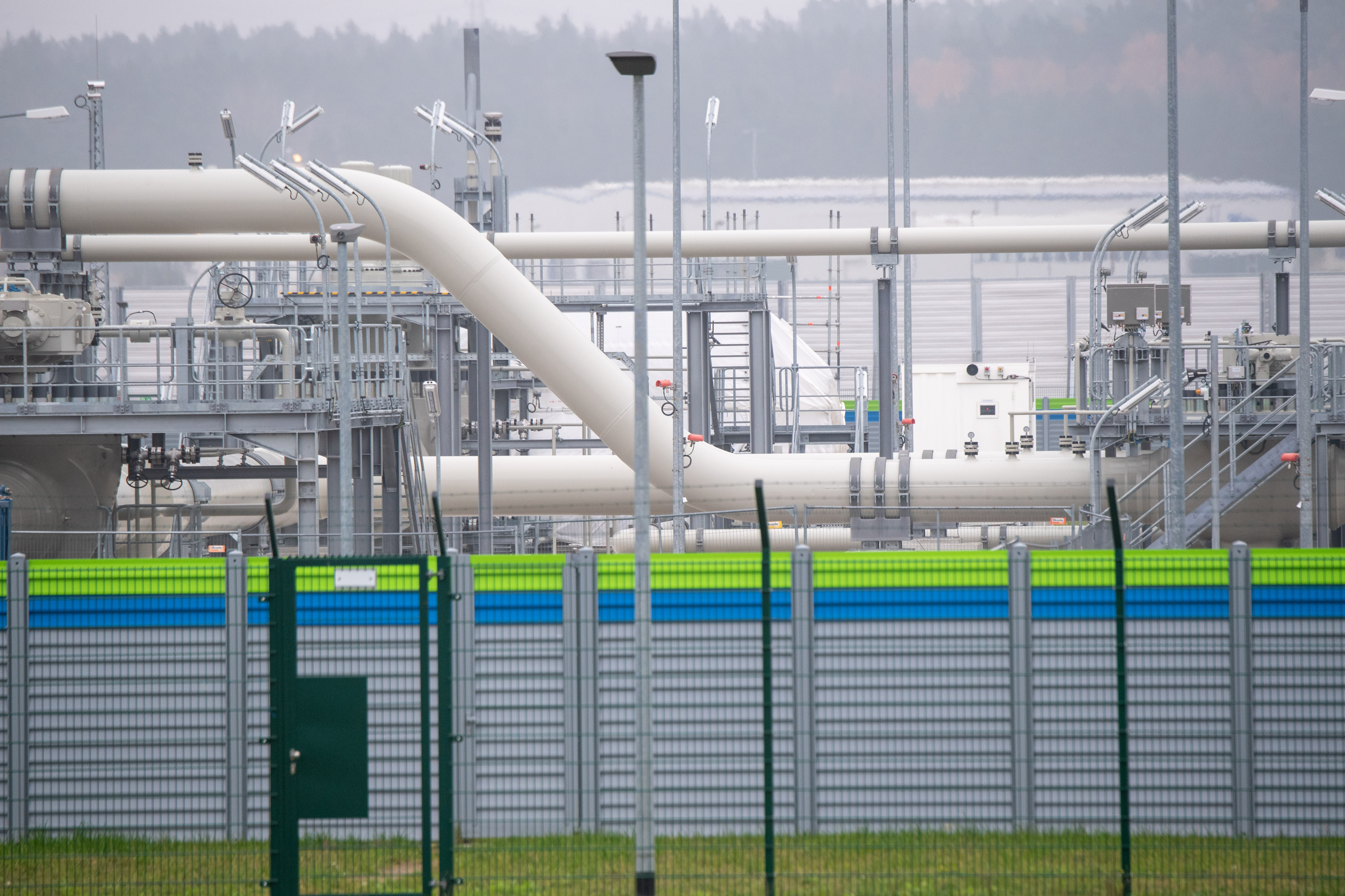 Rohrsysteme und Absperrvorrichtungen in der Gasempfangsstation der Ostseepipeline Nord Stream 2. | picture alliance/dpa