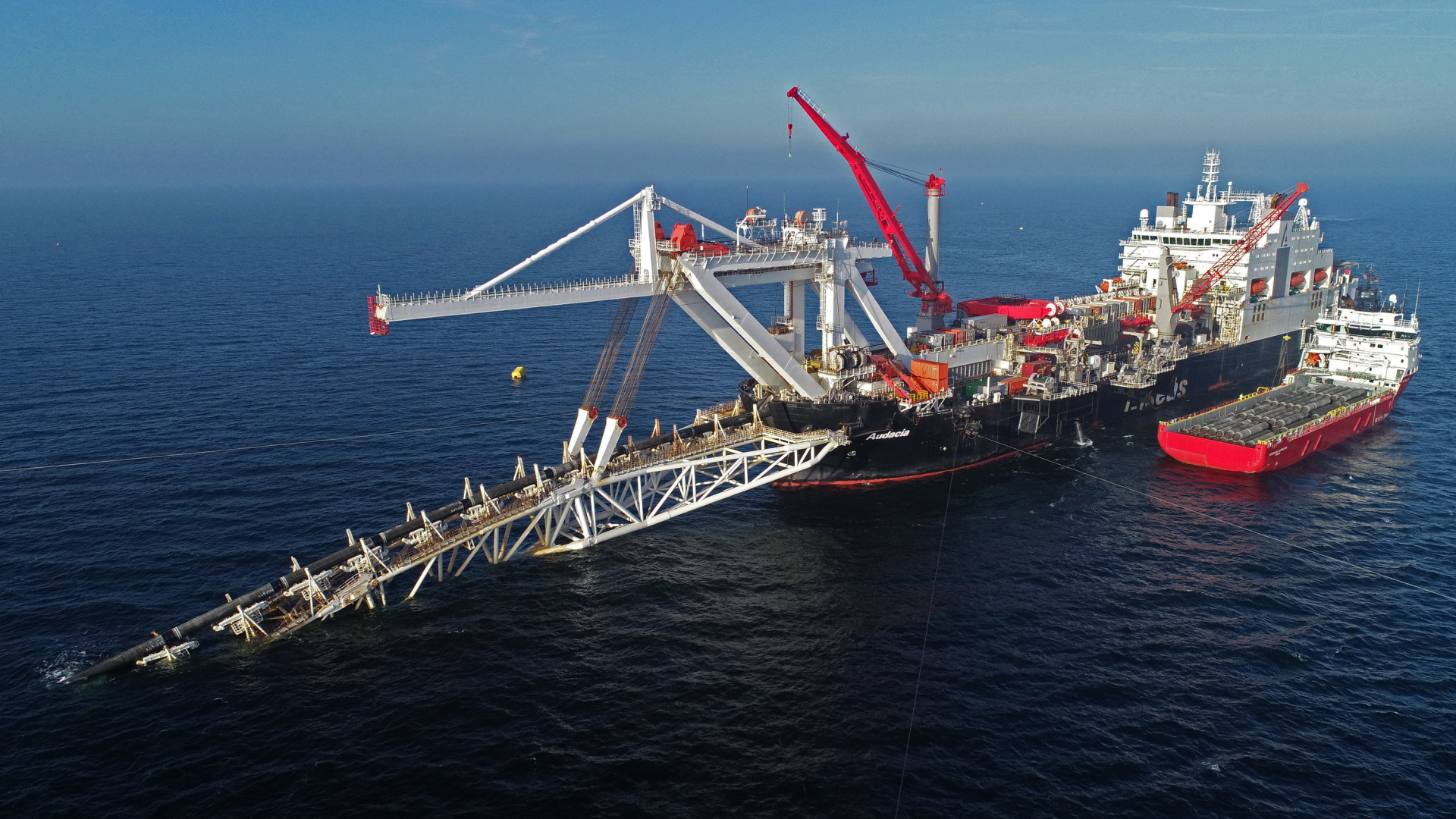 Ein Spezialschiff verlegt die Rohre für die Ostseepipeline Nord Stream 2 | dpa