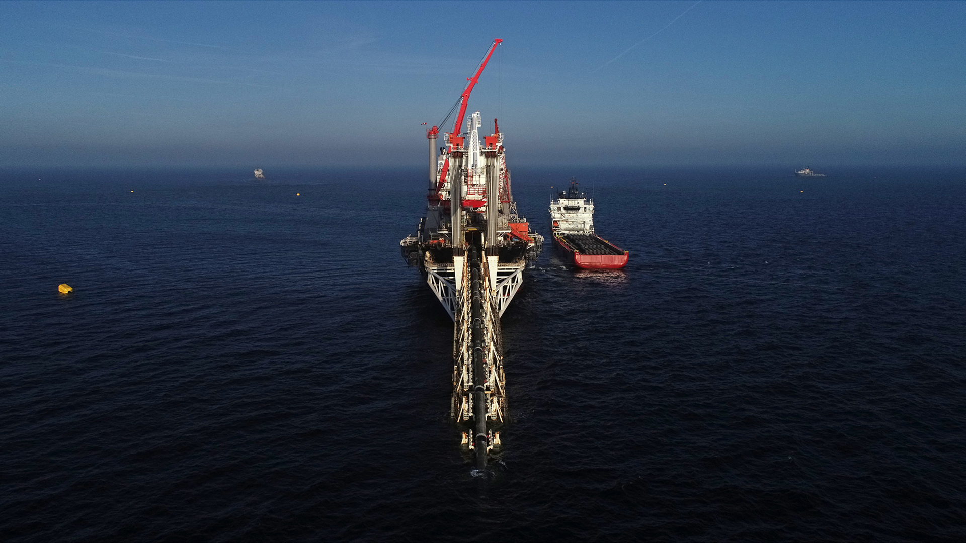 Ein Spezialschiff bringt Rohre in die Ostsee, die die Nord-Stream-2-Pipeline bilden. | dpa