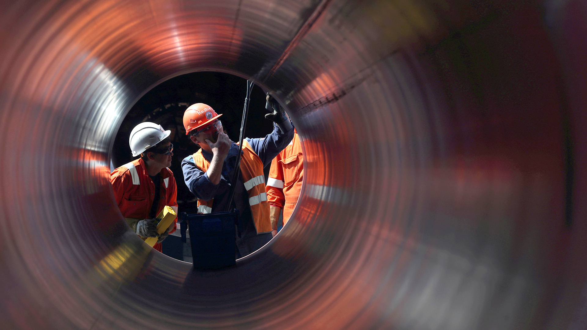 Arbeiter begutachten ein Rohrstück der Pipeline Nord Stream 2 | REUTERS