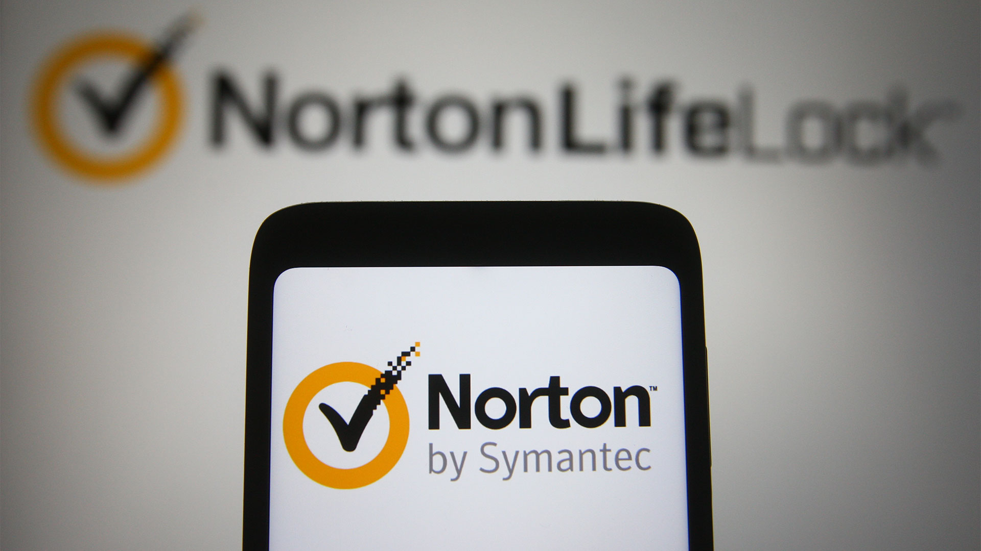 Norton Logo auf einem Smartphonedisplay | picture alliance / ZUMAPRESS.com