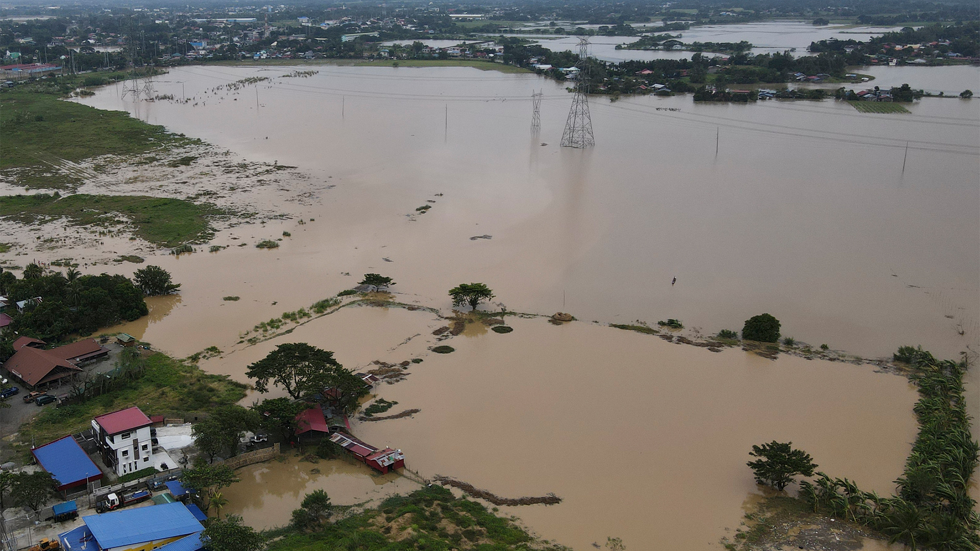 Hochwasser umgibt ein Wohngebiet nach dem Taifun Noru in der Stadt San Miguel.  | AP