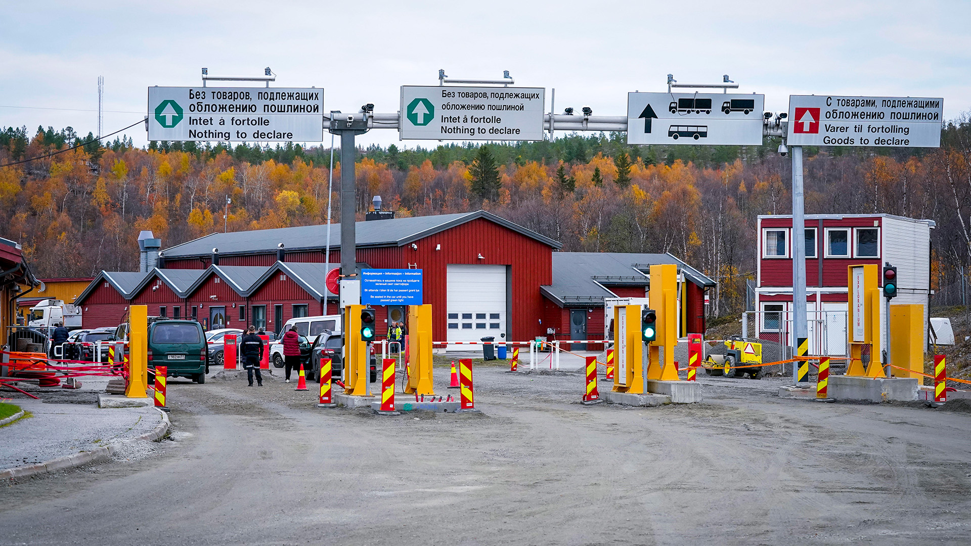 Grenzübergang mit Hinweisschildern auf Russisch, Norwegisch und Englisch
